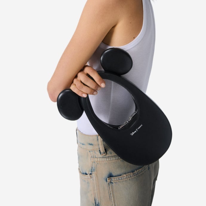 Image of a model with green Marc Jacobs tote bag
